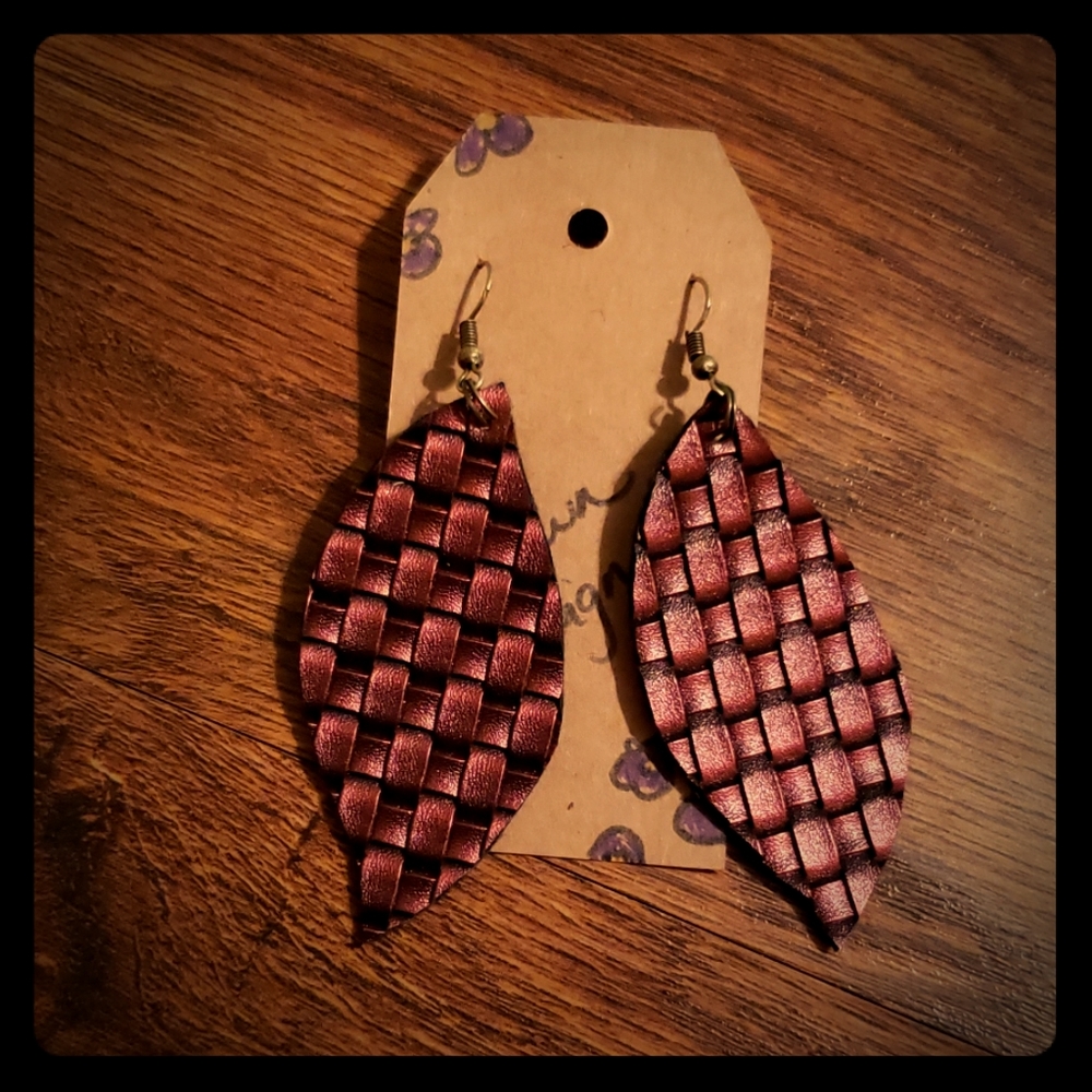 ‼BURGUNDY‼FAUX LEATHER‼SO PRETTY‼PERFECT SHAPE‼‼‼‼